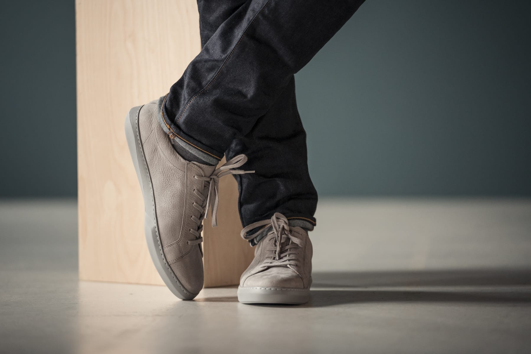 TVsæt Ved lov Søgemaskine markedsføring Can I Wear Sneakers with Business Casual? - Moral Code